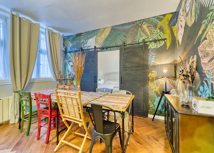 Vieux Marche Sublime Avec Ascenseur Apartment